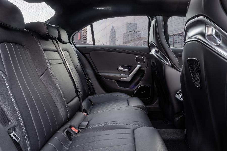Интерьер Mercedes-AMG A35 4Matic Sedan (V177) 2019 года  (WW) (фото 15 из 25)